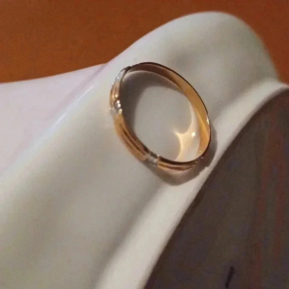 New yellow tone wedding band - Picture 7 of 8